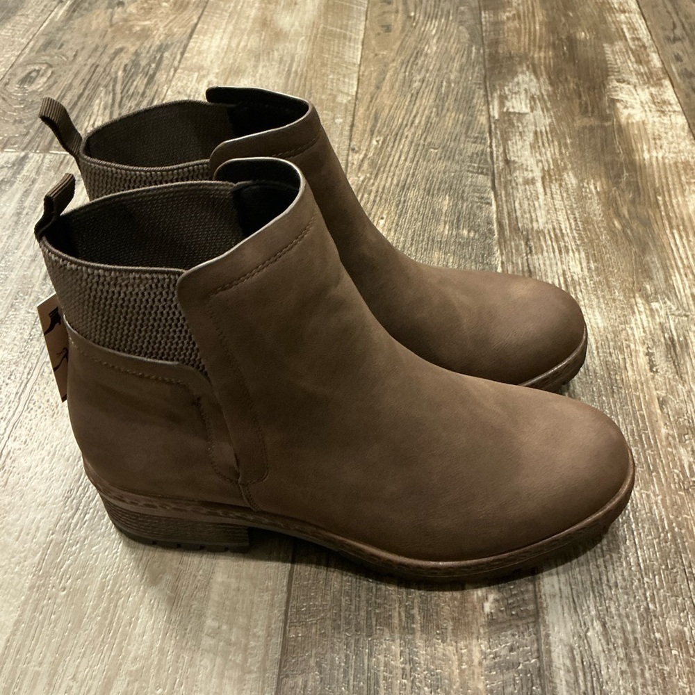 Elegant Brown Ankle Booties Size 8 - Picture 13 of 16
